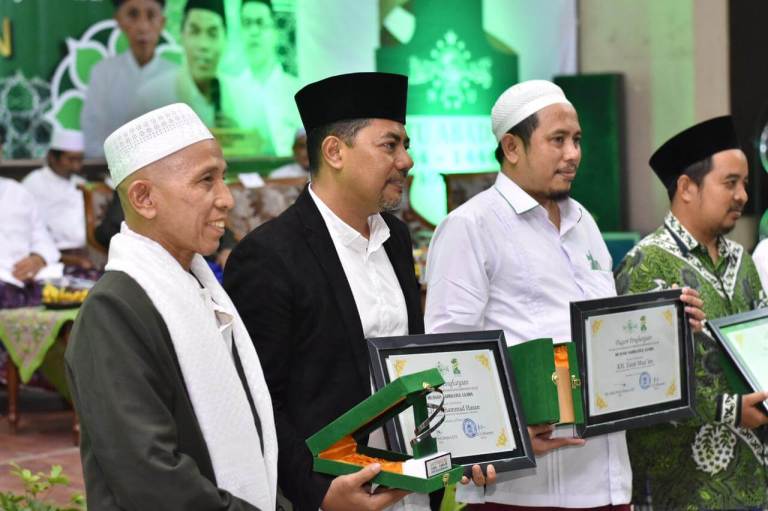 4 Pendiri NU Kraksaan Terima Anugerah di Malam Tasyakuran dan Resepsi 1 Abad